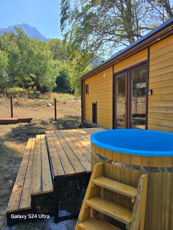 Живописный уголок в лесу вдали от городской суеты