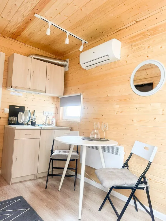 Домик на двоих с панорамным окном и видом на Белое море