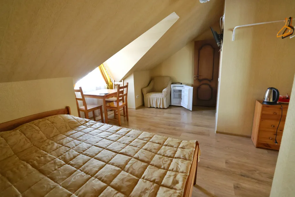 Двухместный номер с доп. местом без балкона с видом на горы