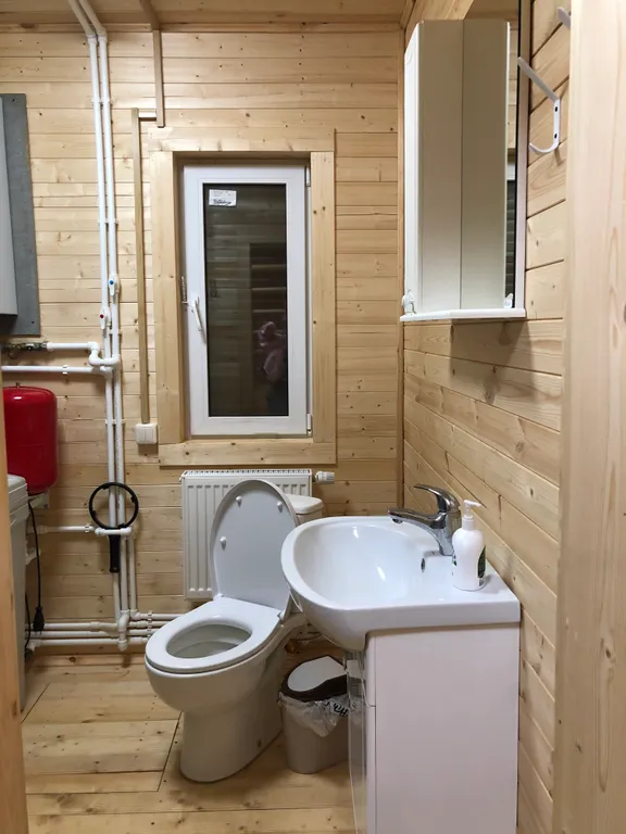 Уютный деревянный дом в тихой деревне