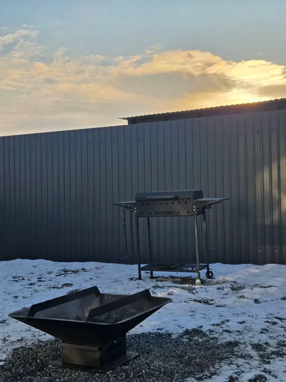 Просторный дом с собственной территорией и настоящим камином