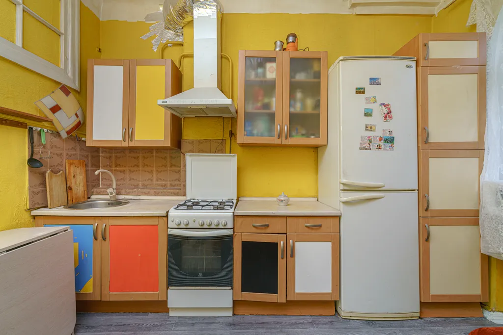 Большая комната с персональным компьютером