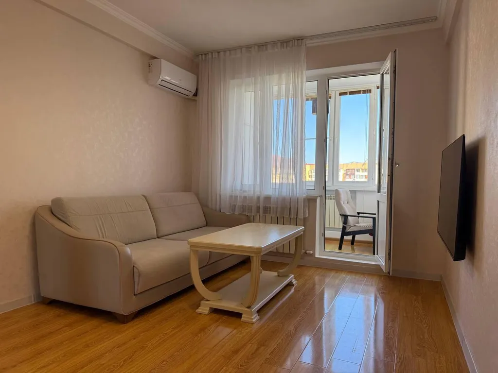 Светлая квартира с балконом и стильной гостиной