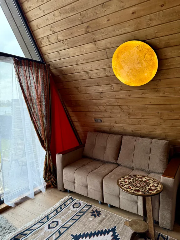 Дом-типи на берегу озера Валдайское