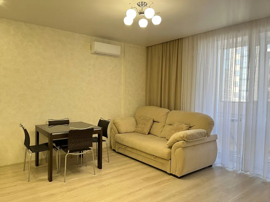 Трехкомнатная квартира-студия в центральном районе