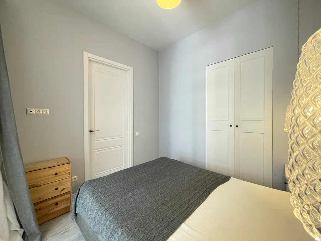 Красивая однокомнатная квартира с балконом на первой линии у моря