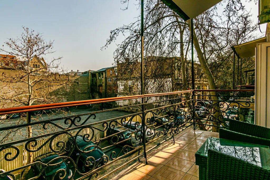 Mojo home i̇n the fountain