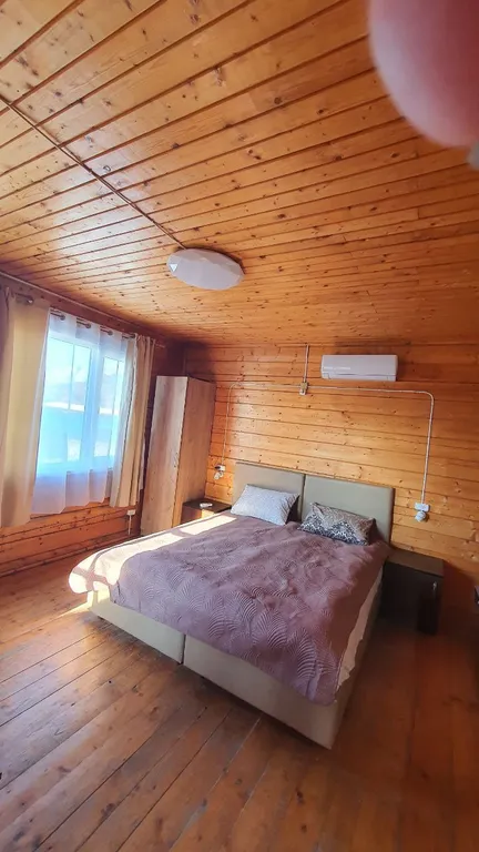 В доме на берегу моря отдельный этаж,  30 метров от моря