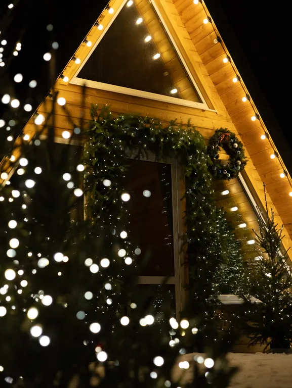 Уютный треугольный дом в окружении леса