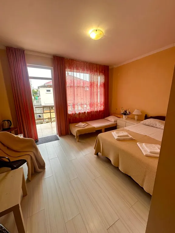 Квартира Улучшенный стандарт с балконом и красивым видом — Гагра