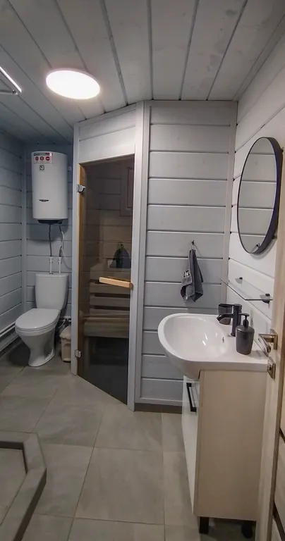 Просторный дом на берегу реки