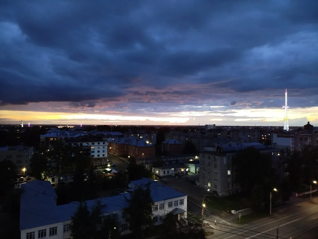 Стильная двухуровневая студия с захватывающим видом на город