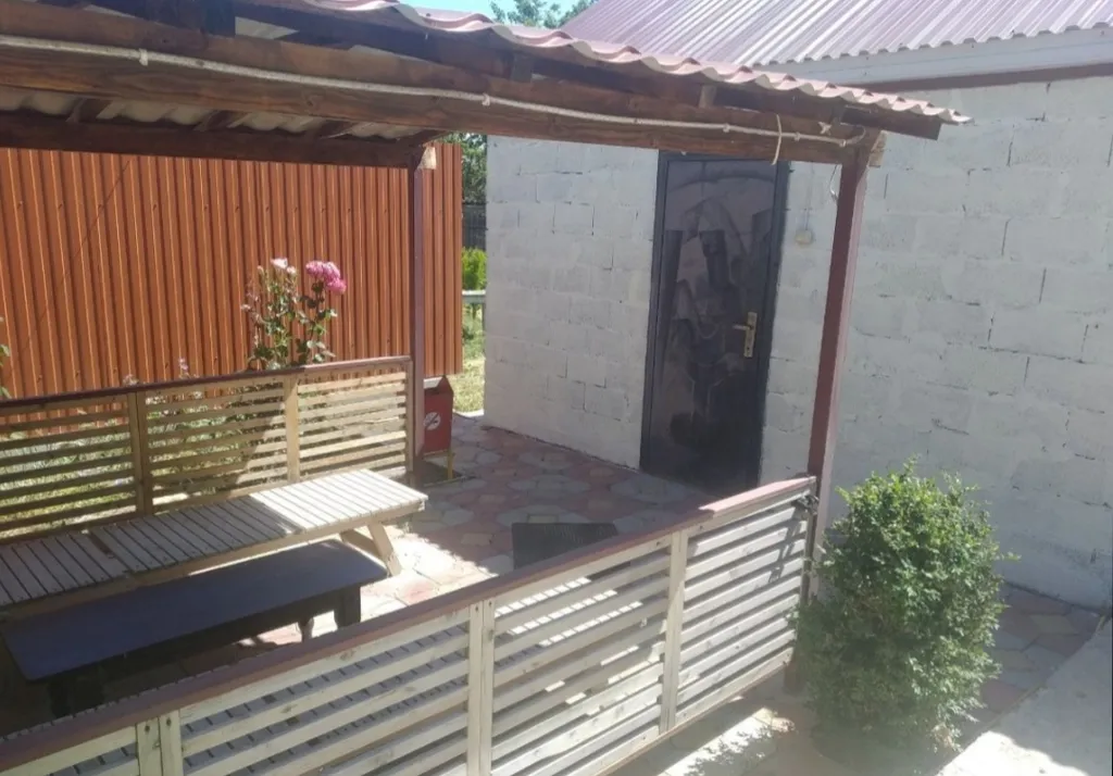 Двухэтажная дача с бассейном