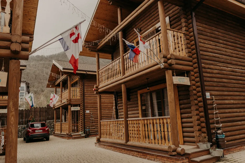 Дом напротив подъемника курорта Красная поляна с видом на горы