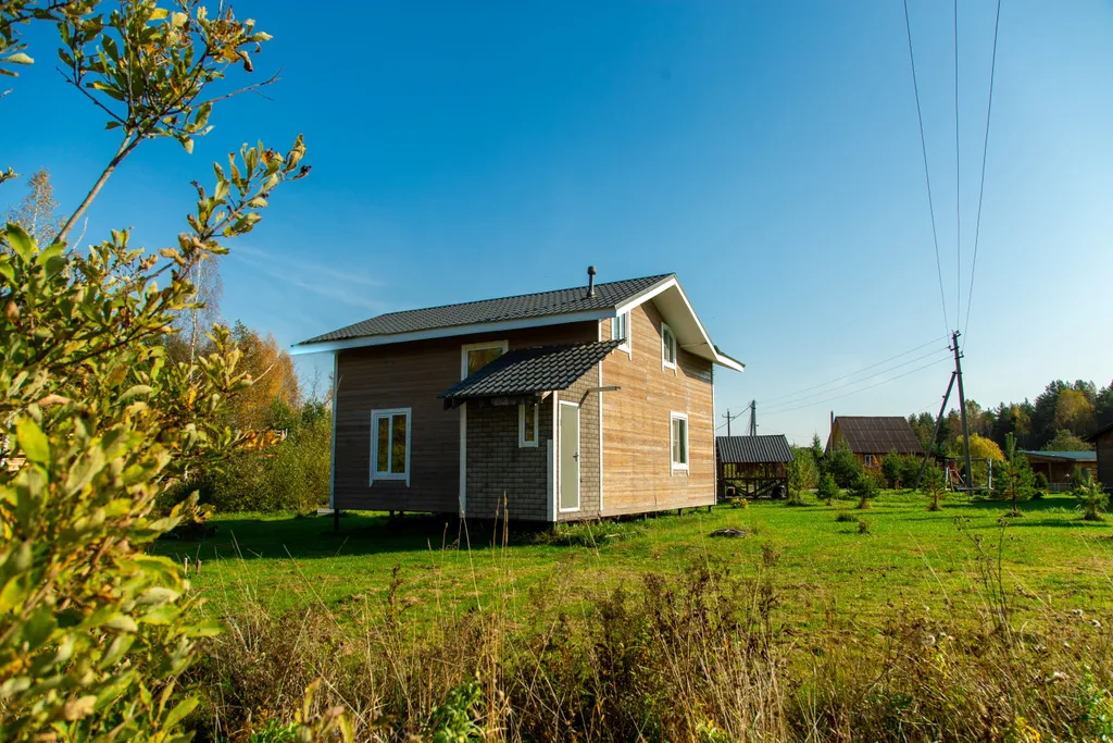 Дом у пруда