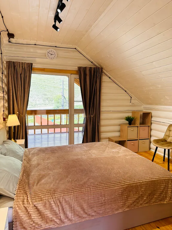 Усадьба Сова на берегу реки в горах Алтая