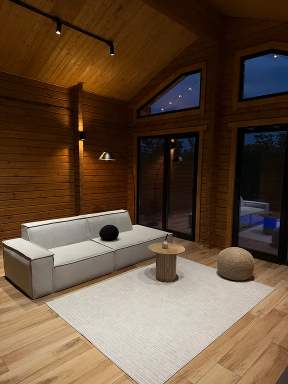 Дом-шале с теплым бассейном и террасой