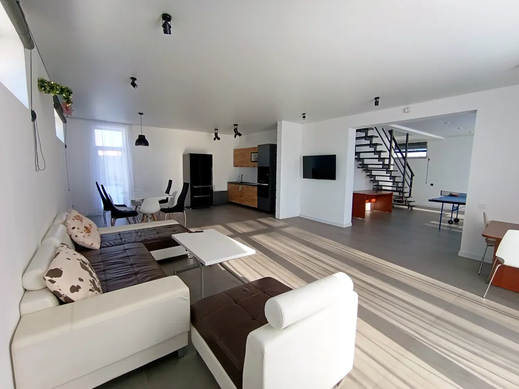 Коттедж Большой и уютный дом с панорамными окнами и настольным теннисом — аренда посуточно в Челябинск