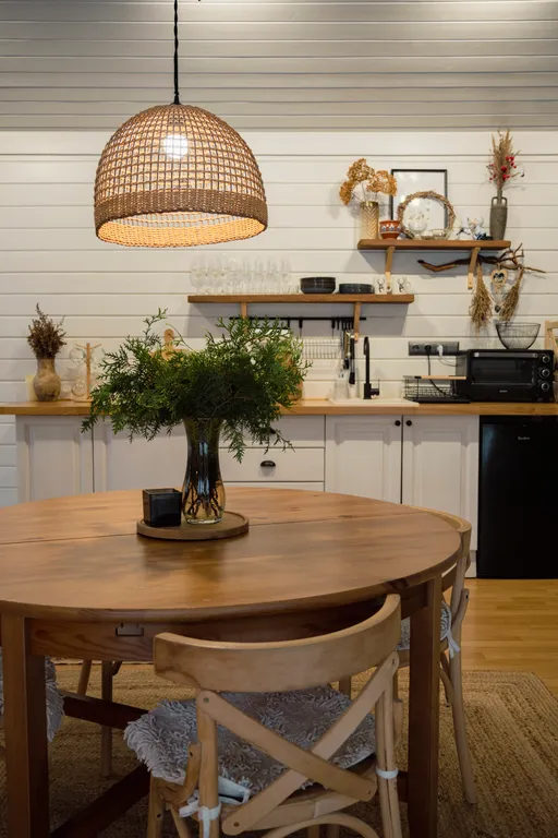 Уютный домик с горячей купелью, в окружении соснового леса