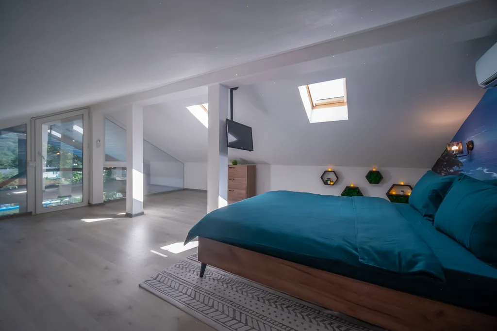 Уютный дом с теплым бассейном, дровяной баней и сибирским чаном