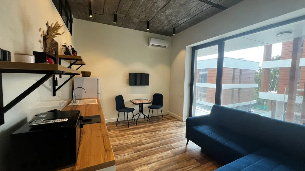 Квартира с дизайнерским ремонтом в японском стиле с бассейном