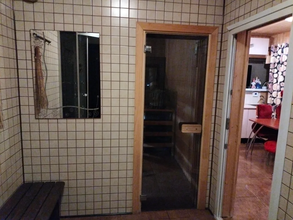 Уютный коттедж с дровяным камином, в окружении лесного массива