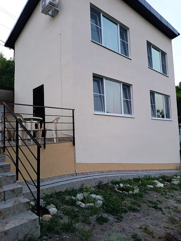 Новый уютный дом дупликс (левая половина) у берегу моря