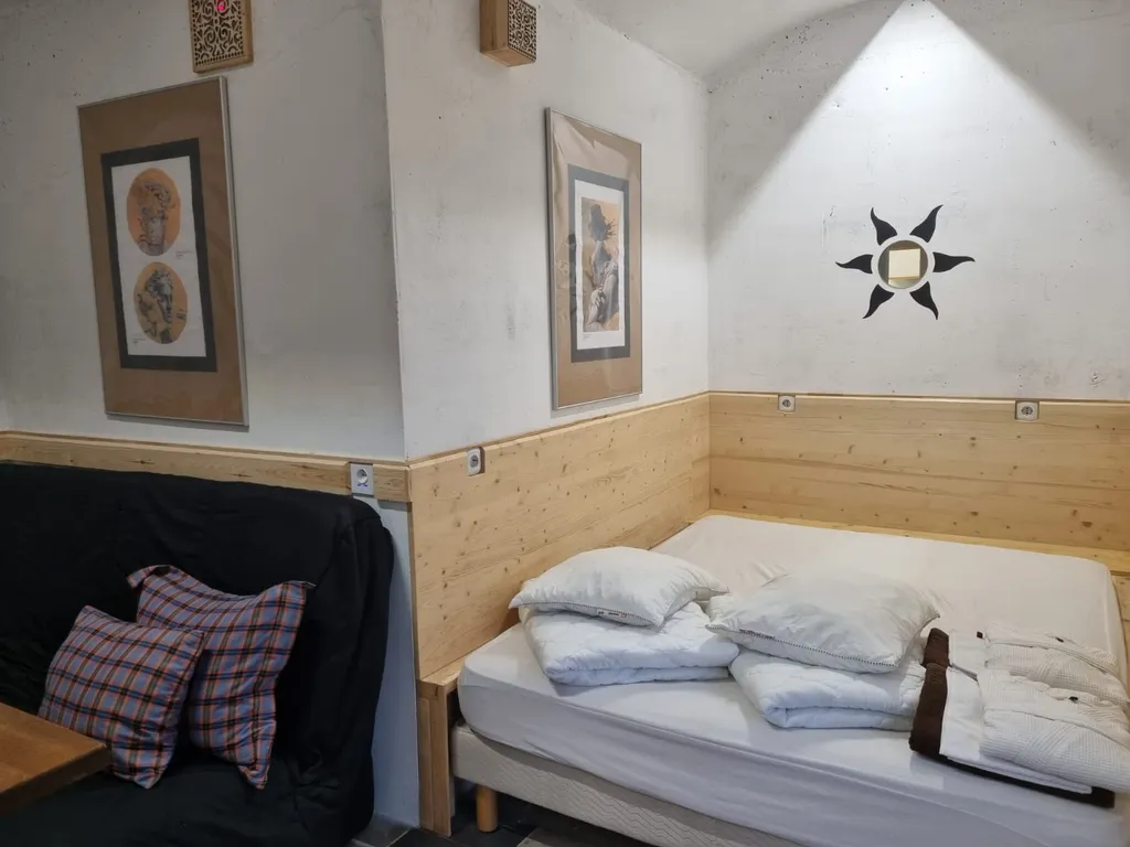 Дом и теннисный корт, сауна, камин недалеко от реки Москвы