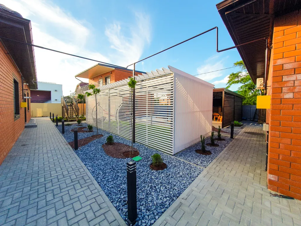 Отдельный дом с благоустроенным двором возле азовского моря