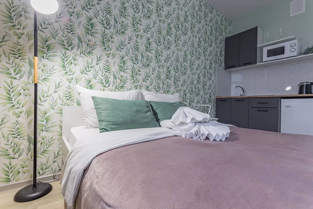 Уютная студия с качелью, у озера