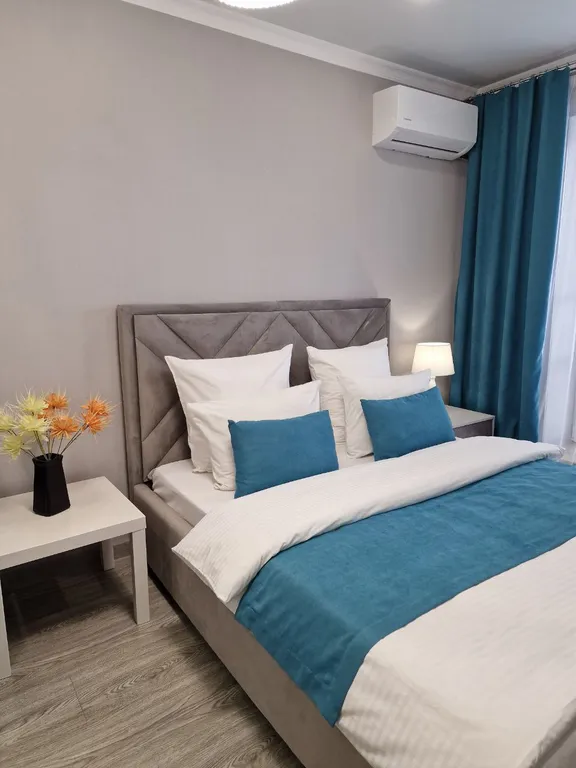 Квартира с панорамными окнами и очками виртуальной реальности