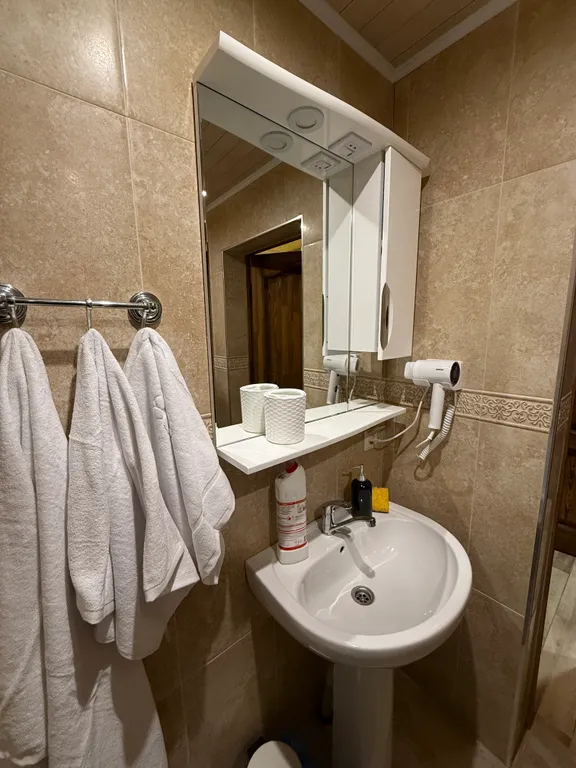 Двухэтажный дом из сруба а Теберде с баней с видом на горы и реку