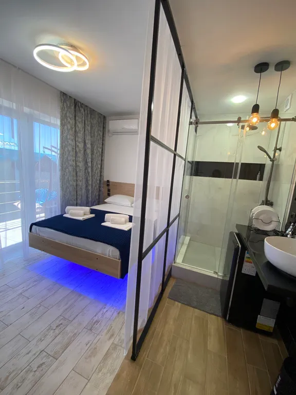 Двухместный люкс с парящей кроватью и балконом