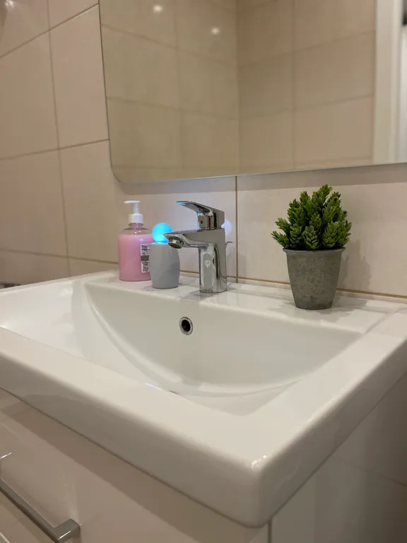 Новая квартира с кроватью возле панорамного окна, высокий этаж