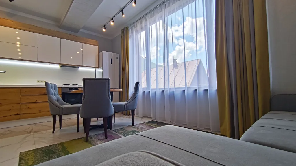 Красивый и современный апартамент со спальней