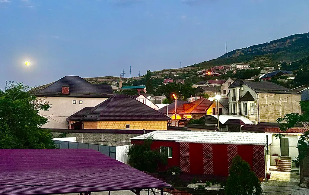 Дом с баней, садом, кинотеатром и парковкой на закрытой территории