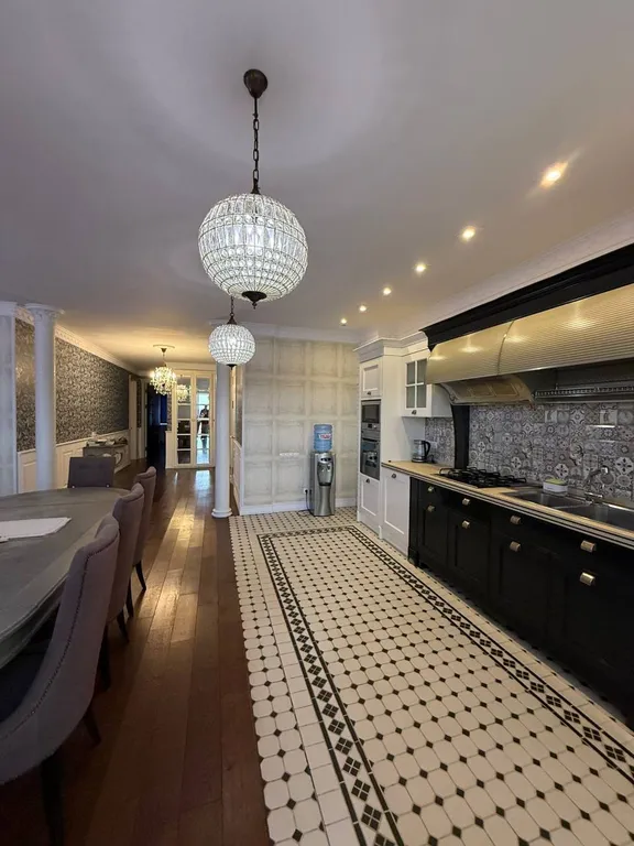 Квартира с видом на горы, город и храм Святого Георгия от Juls Apart