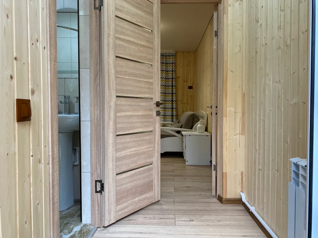 Уютный домик в лесу с панорамными окнами