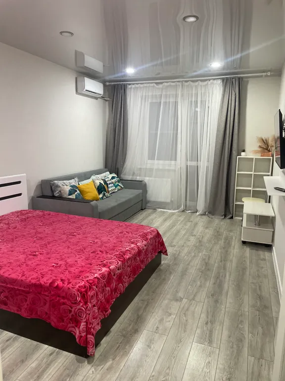 Просторная квартира с видовым балконом близ Питьевой Галереи Санатории