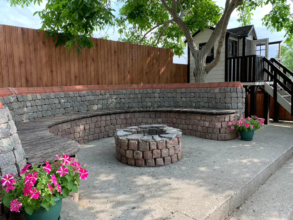 Коттедж Добротный кирпичный дом со своим двором в усадьбе Можжевеловый дворик — Айвовое