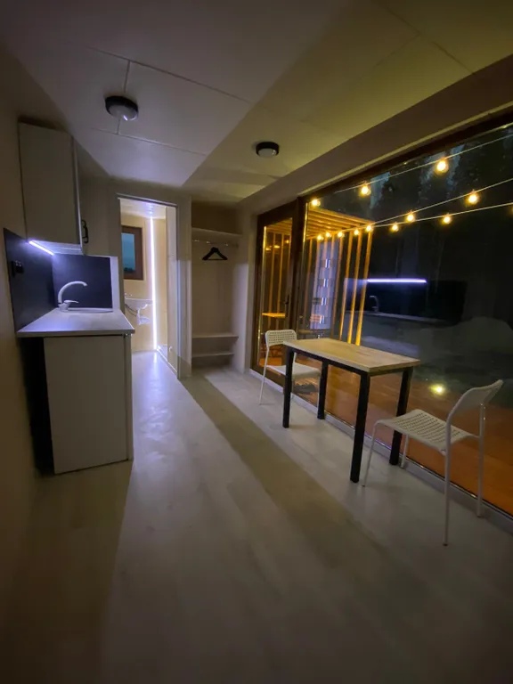 Уютный лесной домик на берегу ручья с выходом в лес