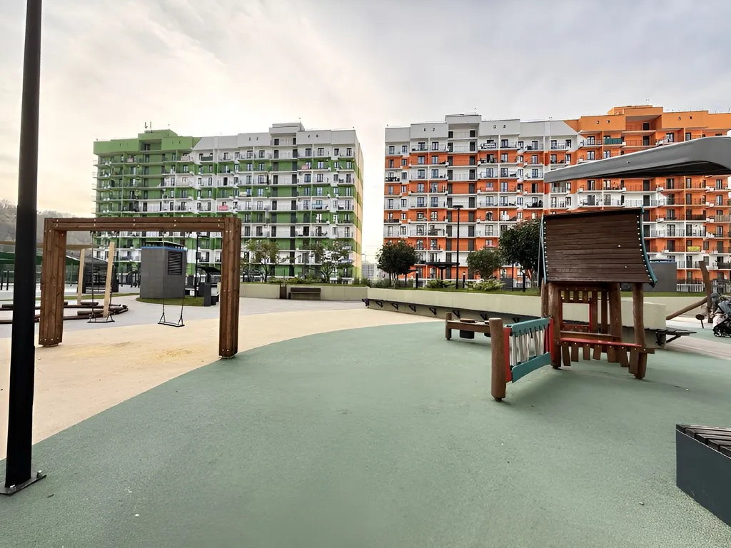 Студия с балконом и парковкой, рядом с набережной