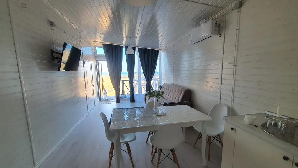 Домик на берегу моря