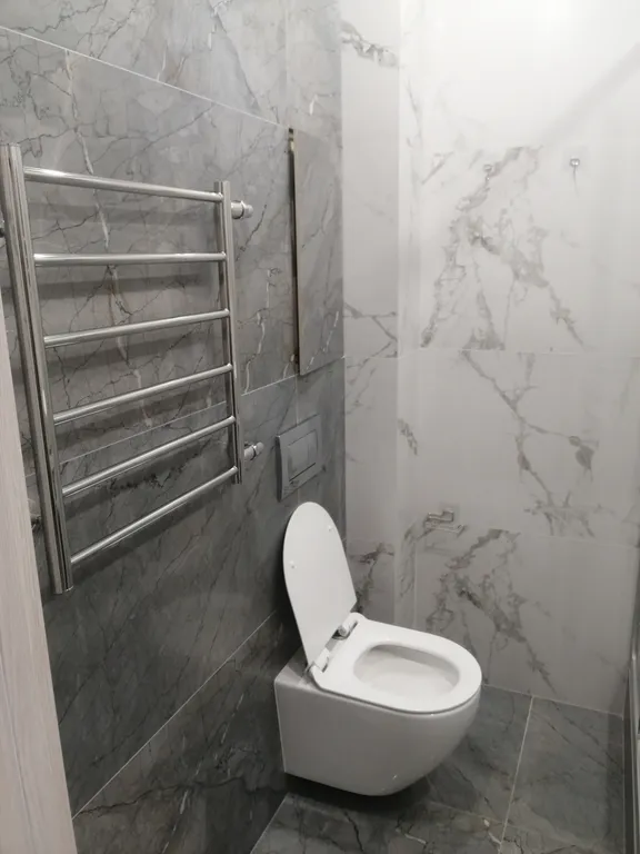 Современная студия с отдельной кухней в новостройке