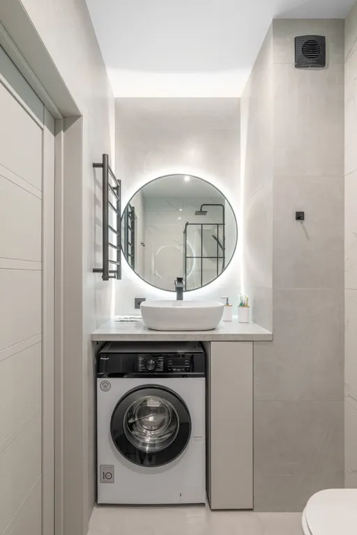 Светлая квартира с креслом на балконе