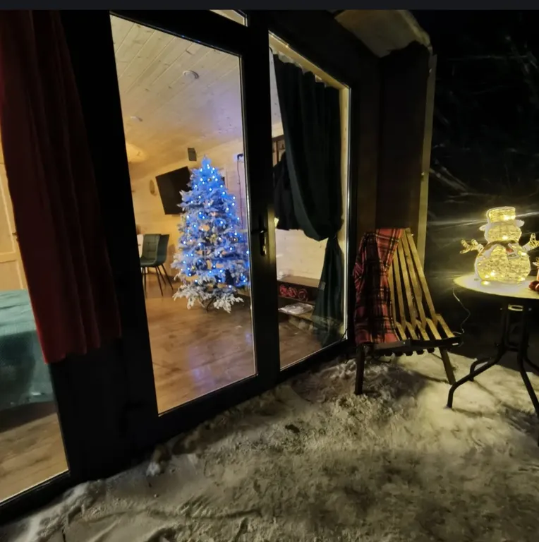 Уютный домик с банным чаном в окружении леса