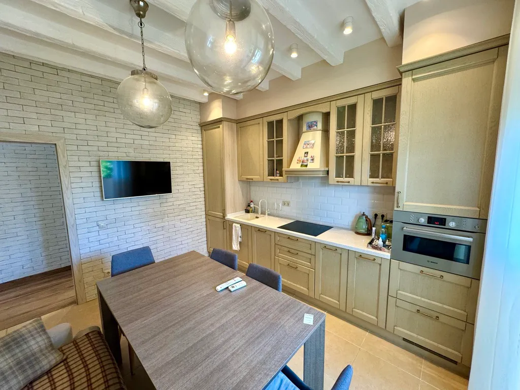 Апартамент с дизайнерским ремонтом в 100 шагах от моря и пляжа