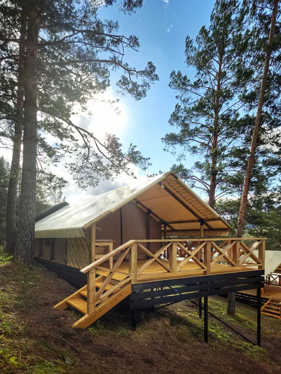 Тёплый сафари-тент с видом на горы