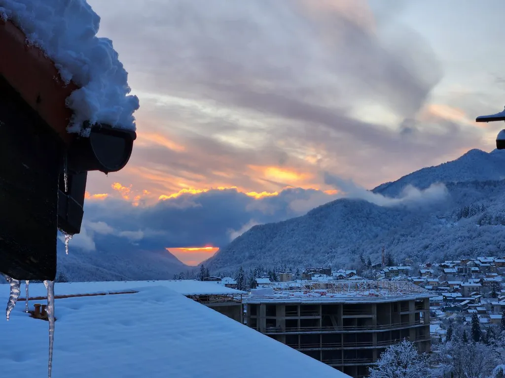 Уютная двухуровневая квартира с камином