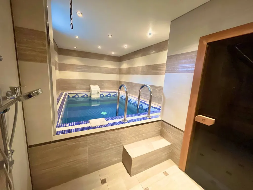 Котедж в классическом стиле с бассейном, сауной, бильярдом